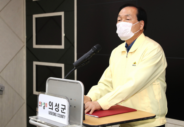 김주수 경북 의성군수가 긴급 25일 기자회견을 열고 코로나19 확산 방지를 위한 대군민 호소문을 발표하고 있다. 의성군 제공