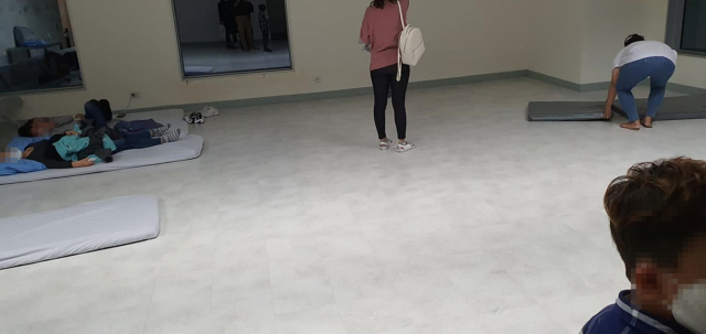 24일 한국에서 베트남 호찌민 떤선녓 공항으로 입국한 사람들이 공항 내부에 격리돼있다. 독자제공