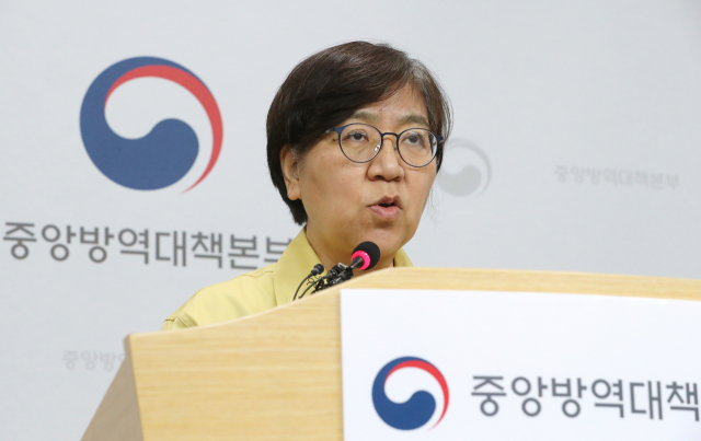 정은경 중앙방역대책본부장(질병관리본부장)이 25일 오후 충북 청주시 질병관리본부에서 코로나19 국내 발생현황 및 확진환자 중간조사 결과 등 정례브리핑을 하고 있다. 연합뉴스