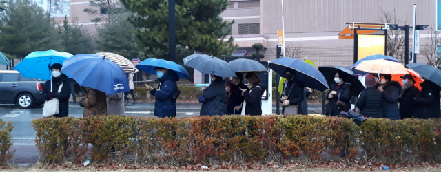 25일 이마트 경산점에는 비가 쏟아지는 가운데도 마스크를 구하려는 시민들의 행렬이 줄을 이었다. 독자 제공