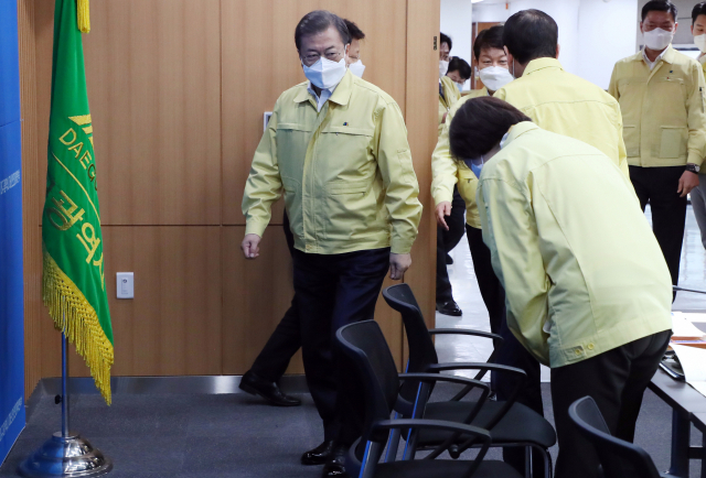 문재인 대통령이 25일 대구시청에서 열린 신종 코로나바이러스 감염증(코로나19) 대구지역 특별대책회의에 입장하고 있다. 연합뉴스