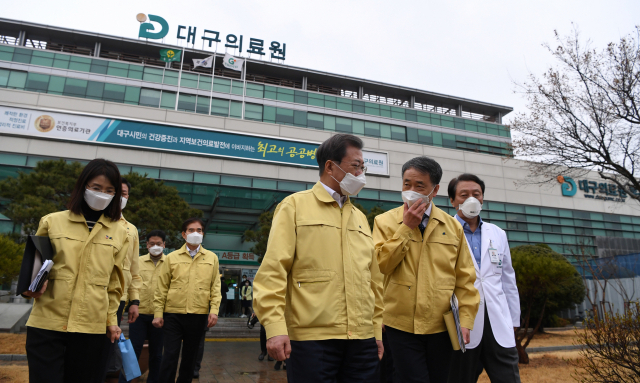 문재인 대통령이 지난달 25일 대구의료원에서 박능후 보건복지부 장관과 대화하고 있다. 연합뉴스