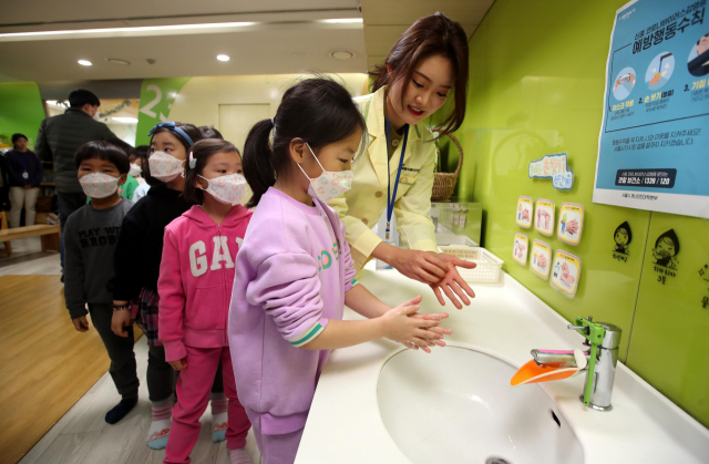 29일 오전 서울 송파구청 내 어린이집에서 송파구어린이급식관리지원센터 소속 보건강사가 어린이들에게 올바른 손씻기 교육을 하고 있다. 연합뉴스