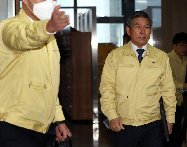 정경두 국방부 장관이 지난 22일 오후 정부서울청사 중앙재난안전상황실 서울상황센터에서 열린 대구경북 방역상황 점검회의에 참석하기 위해 입장하고 있다. 연합뉴스
