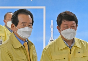 정세균 국무총리(왼쪽)와 권영진 대구시장이 25일 오후 대구시청에서 열린 중앙재난안전대책본부 대구시 신종코로나바이러스 감염증(코로나19) 대응 점검 회의에 참석해 자리하고 있다. 연합뉴스