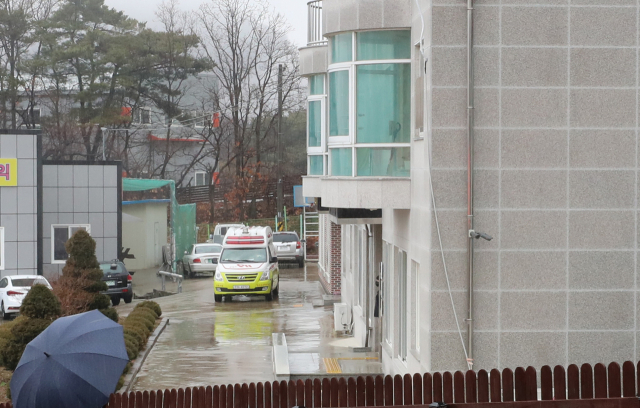 25일 신종 코로나바이러스 감염증(코로나19) 확진자 21명이 발생한 경북 칠곡 밀알사랑의 집에 119구급차가 들어서 있다. 구급대는 이날 중으로 확진자들을 병원으로 이송할 방침이다. 이들 중 2명은 포항의료원으로 옮겼고 나머지 20명은 이날 중 각 병원으로 이송할 예정이다. 연합뉴스