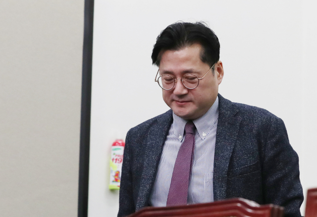 더불어민주당 홍익표 수석대변인이 9일 오전 서울 여의도 국회에서 열린 최고위원회의에 참석하고 있다. 연합뉴스