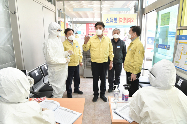윤경희 청송군수가 25일 청송군보건의료원을 찾아 지역 방역 체계를 점검하고 있다. 청송군 제공