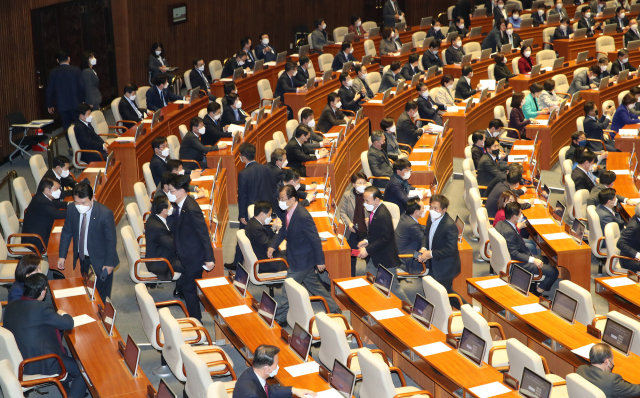 26일 오후 국회 본회의에서 신종 코로나바이러스 감염증(코로나19)에 대응하기 위해 감염병의 예방 및 관리에 관한 법률과 검역법, 의료법 개정안 등 이른바 