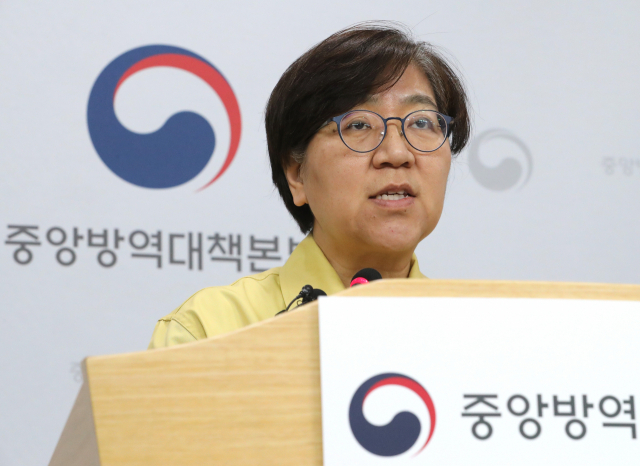 정은경 중앙방역대책본부장(질병관리본부장)이 26일 오후 충북 청주시 질병관리본부에서 코로나19 국내 발생현황 및 확진환자 중간조사 결과 등 정례브리핑을 하고 있다. 자료사진 연합뉴스