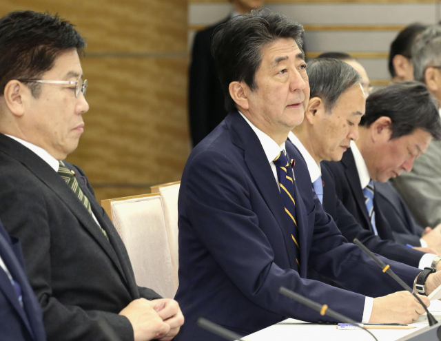 아베 신조(安倍晋三) 일본 총리가 26일 도쿄 총리관저에서 열린 신종 코로나바이러스 감염증(코로나19) 대책회의에서 앞으로 2주 동안 많은 사람이 모이는 전국적 스포츠 및 문화 행사의 중지나 연기, 또는 규모 축소를 요청한다고 밝혔다. 연합뉴스