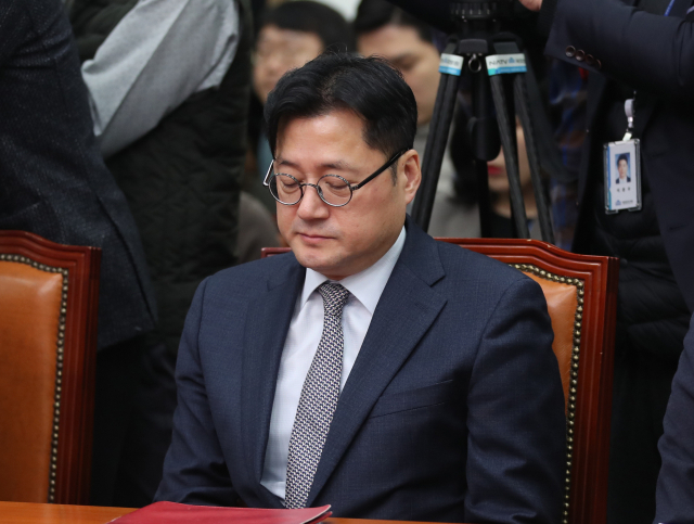 더불어민주당 홍익표 수석대변인이 지난 17일 오전 국회에서 열린 최고위원회의에 참석해 있다. 연합뉴스