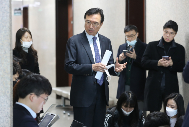 더불어민주당 이근형 전략기획위원장이 26일 오전 서울 여의도 국회에서 기자들의 질문에 답하고 있다. 연합뉴스