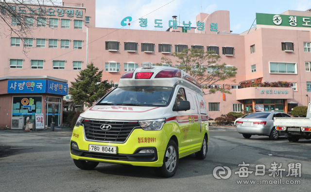 지난달 26일 청도 대남병원에서 119구급차가 환자를 싣고 다른 병원으로 이송하고 있다. 매일신문 DB