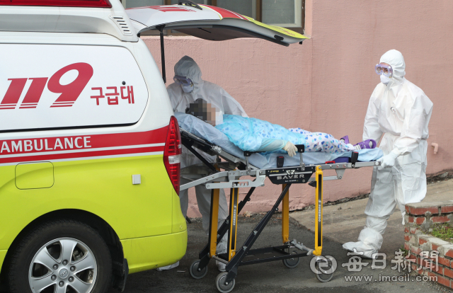 문재인 대통령이 지난달 25일 오후 대구시청에서 열린 코로나19 대구지역 특별대책회의를 마친 뒤 대책상황실을 방문, 범정부지원단원들을 격려하고 있다. 연합뉴스