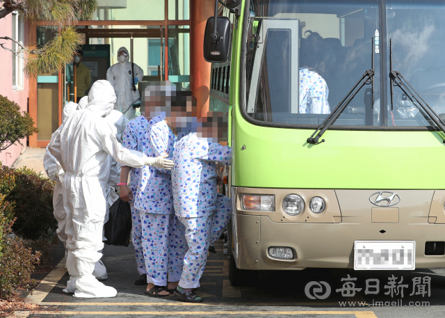 26일 청도 대남병원에서 의료진들이 정신병동 입원환자들을 다른 병원으로 이송하기 위해 버스에 태우고 있다. 성일권 기자 sungig@imaeil.com