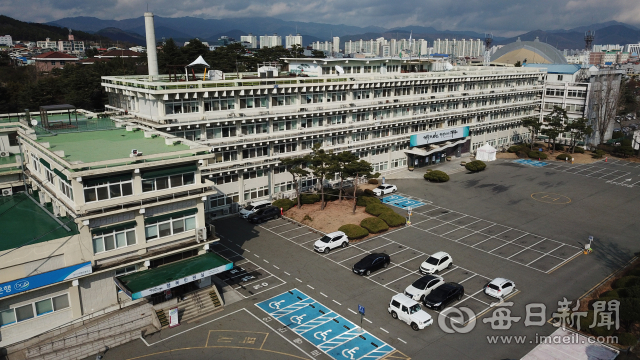 26일 대구시청 별관 101동 청사 출입문이 폐쇄됐다. 대구시는 전날 밤 해당 건물에서 근무하는 공무원 1명이 코로나19 확진자로 확인됨에 따라 즉시 청사를 폐쇄했으며, 직원 693명을 이날 재택근무를 하도록 조치했다고 밝혔다. 우태욱 기자 woo@imaeil.com
