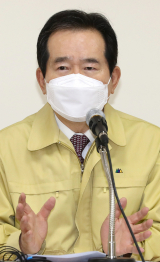 정세균 국무총리가 26일 오후 신종코로나바이러스 감염증(코로나19) 추가 병상이 마련된 대구시 근로복지공단 대구병원를 찾아 현장 점검을 하고 있다. 연합뉴스