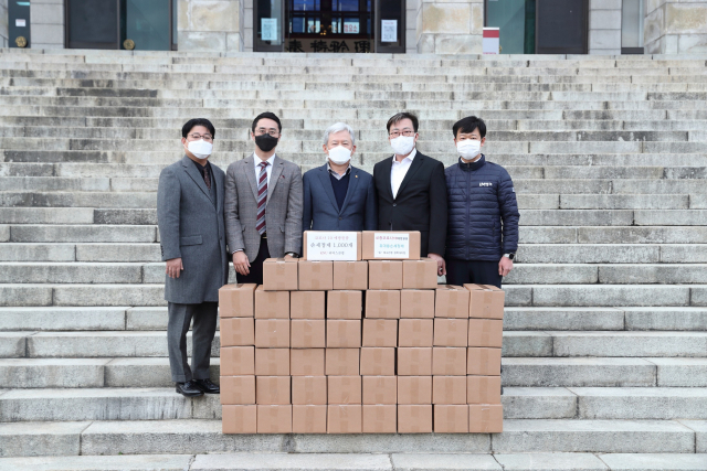 왼쪽부터 장성필 KNU리더스클럽 회장, 김재현 휴모트메디컬 대표, 김상동 경북대 총장, 송중원 경북대총동창회 수석부회장, 최정길 대구은행 경북대지점장.