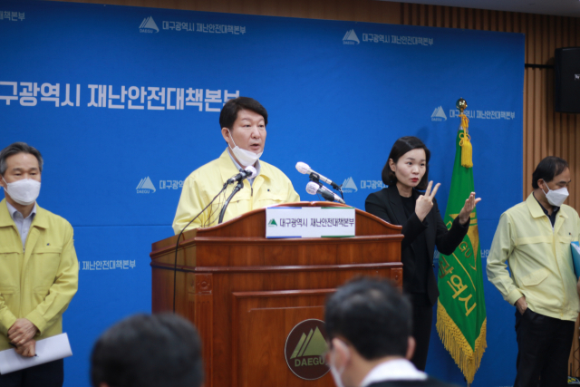 권영진 대구시장이 27일 코로나19 관련 브리핑을 진행하고 있다. 홍준헌 기자