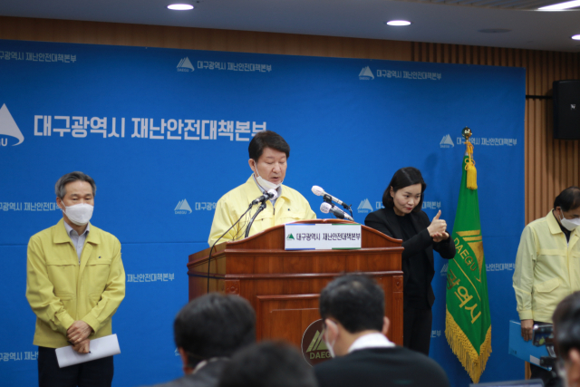 권영진 대구시장이 신종코로나바이러스 감염증(코로나19)에 대한 정례브리핑을 하고 있다. 홍준헌 기자 hjh@imaeil.com