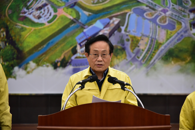 엄태항봉화군수가 코로나19 확진자 발생, 긴급기자 회견을 하고 있다. 봉화군 제공