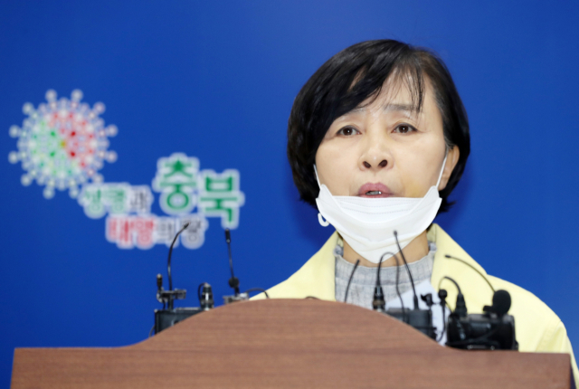 22일 오전 청주시 상당구 충북도청 브리핑실에서 전정애 보건복지국장이 청주에서 발생한 코로나19 확진자 관련 내용을 발표하고 있다. 연합뉴스