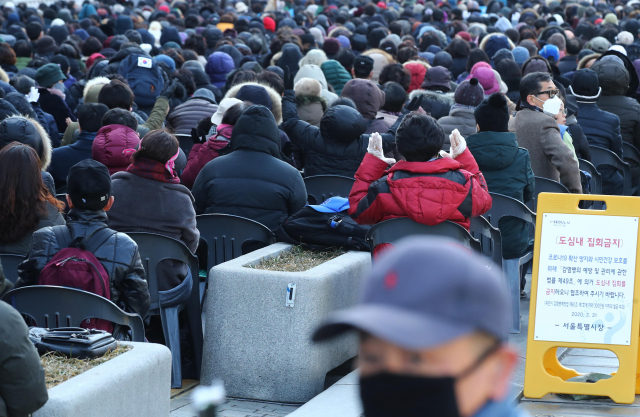 서울시가 코로나19 확산 방지를 위해 광화문광장, 서울광장, 청계광장에서 집회를 여는 것을 금지한 지 사흘째인 23일 오전 서울 광화문광장 인근 도로에서 열린 문재인하야범국민투쟁본부(범투본) 주최 집회에 많은 시민들이 참석하고 있다. 연합뉴스