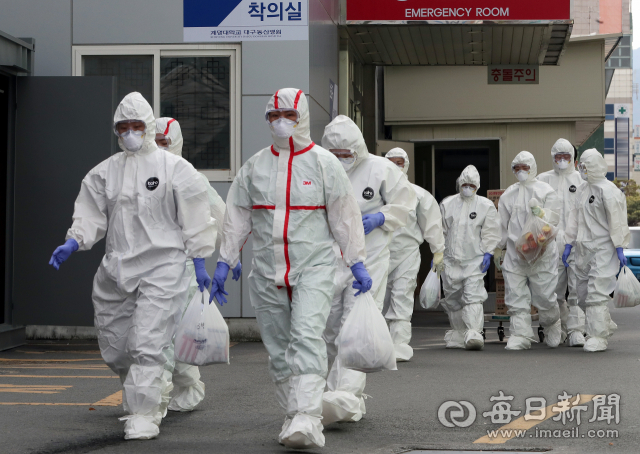 27일 의료 인력난 속에 계명대 대구동산병원에 온 의료진들이 방호복으로 갈아입고 병원 안으로 향하고 있다. 권영진 대구시장은 전날 보건당국에 병상과 의료인력 신속 지원 요청에 이어 이날 특히 간호사가 절대부족하다며 지역 의료인들의 자원봉사 참여를 호소했다. 김태형 선임기자 thk@imaeil.com