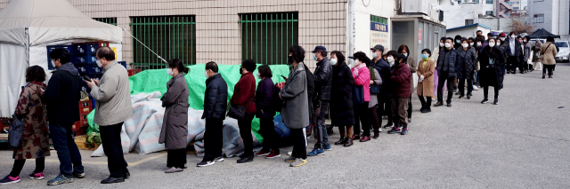 27일 오전 정부가 매일 마스크 350만 장을 공급하겠다고 발표하면서 이날 오후 대구 농협하나로마트 대명점에서도 마스크가 판매됐다. 마트 관계자는 
