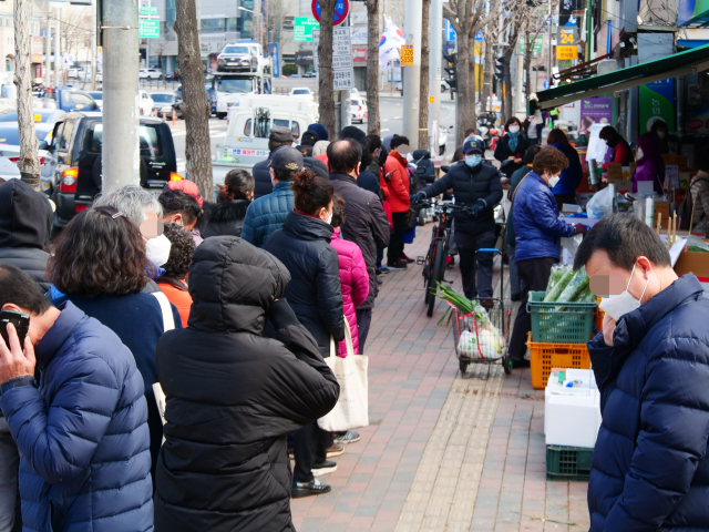 27일 오전 정부가 매일 마스크 350만 장을 공급하겠다고 발표하면서 이날 오후 대구 농협하나로마트 대명점에서도 마스크가 판매됐다. 마트 관계자는 