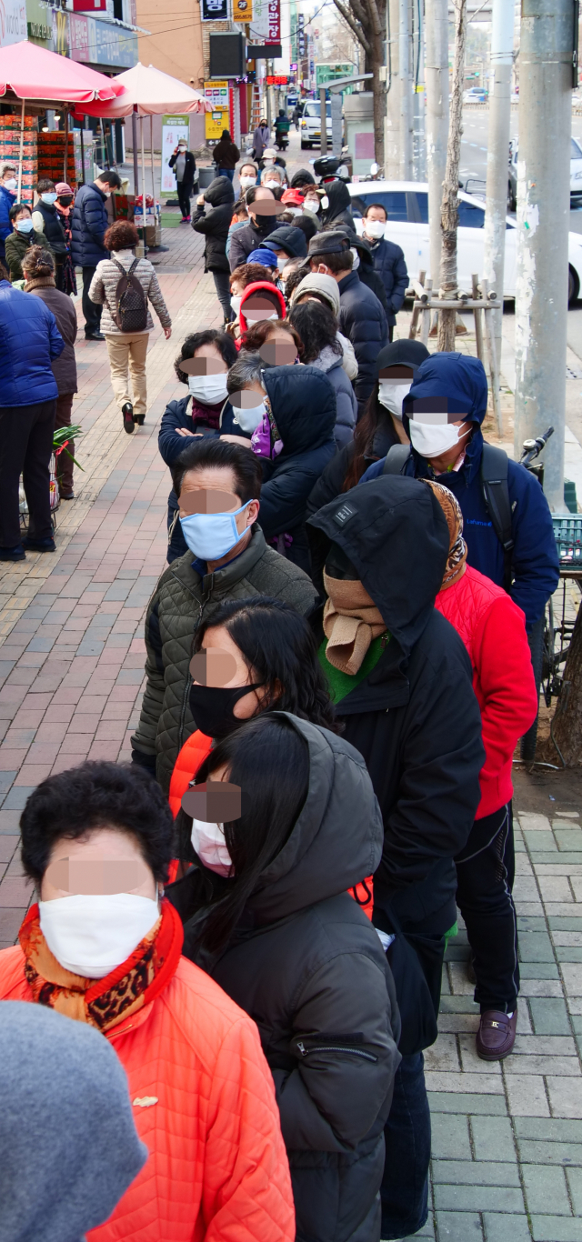 27일 오전 정부가 매일 마스크 350만 장을 공급하겠다고 발표하면서 이날 오후 대구 농협하나로마트 대명점에서도 마스크가 판매됐다. 마트 관계자는 