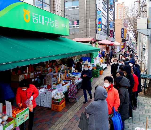 27일 오전 정부가 매일 마스크 350만 장을 공급하겠다고 발표하면서 이날 오후 대구 농협하나로마트 대명점에서도 마스크가 판매됐다. 마트 관계자는 