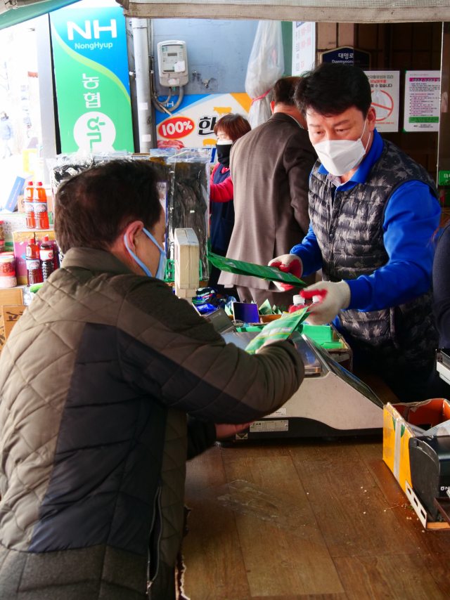 27일 오전 정부가 매일 마스크 350만 장을 공급하겠다고 발표하면서 이날 오후 대구 농협하나로마트 대명점에서도 마스크가 판매됐다. 마트 관계자는 