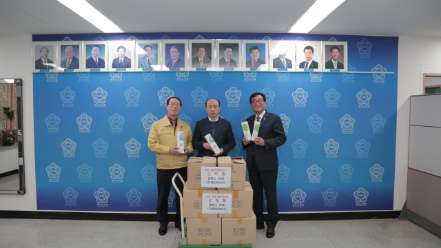 김정대 엠씨씨바이오 대표이사가 25일 칠곡군의회를 찾아 소독제 300만원 상당을 기탁했다. 칠곡군의회 제공