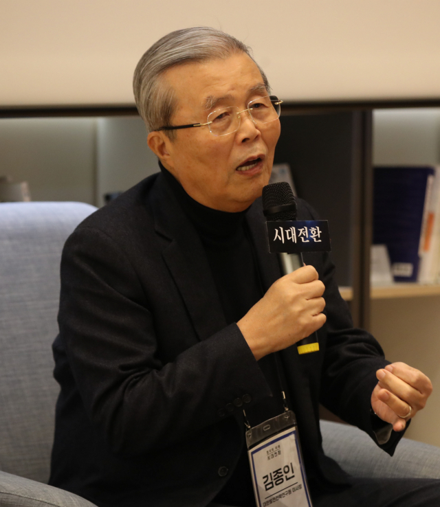 15일 오후 서울 중구 커뮤니티하우스 마실에서 열린 정치네트워크 시대전환 출범 기념 수요살롱에서 김종인 대한발전전략연구소 이사장이 