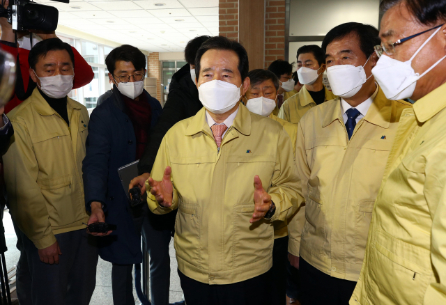 정세균 국무총리가 27일 경북 경산시 대동 영남대학교 생활관에서 시설을 살펴보며 발언하고 있다. 영남대 측은 혹시 모를 신종 코로나바이러스 감염증(코로나19) 확산을 우려해 중국인 유학생들이 입국하면 2주간 생활관에서 격리 생활을 하도록 했다. 연합뉴스