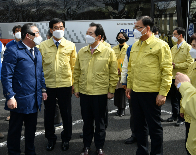 정세균 국무총리가 27일 경북 경산시 영남대학교 생활관 앞에서 대학 관계자로부터 중국 유학생 입국에 따른코로나 19 대응 체제에 대한 설명을 듣고 있다.