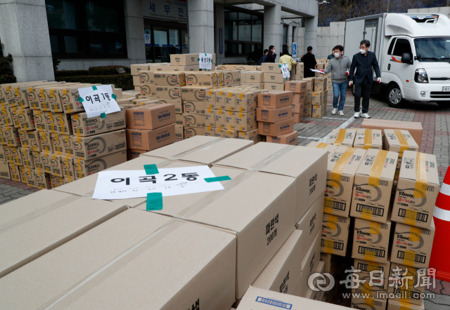 27일 대구 달서구청 앞 마당에 코로나19 예방을 위해 관내 주민들에게 전달할 마스크가 잔뜩 쌓여있다. 달서구청은 대구시로부터 공급받은 마스크 42만8천장을 각 동 통장들에게 전달해 1가구 당 2장 씩을 배부할 예정이다. 우태욱 기자 woo@imaeil.com