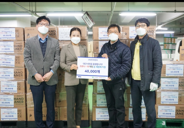 류연옥(왼쪽 두 번째) 한국비엔씨 본부장이 대한적십자에 손소독제 4만개를 전달하고 있다.