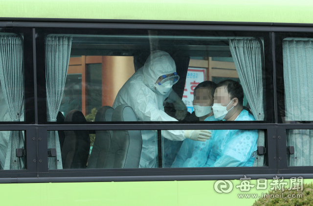 27일 청도 대남병원에서 의료진이 입원 환자들을 국립정신건강센터로 이송시키기 위해 환자들을 버스에 태운 뒤 점검하고 있다. 성일권 기자 sungig@imaeil.com