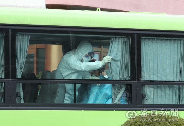 27일 청도 대남병원에서 의료진이 입원 환자들을 국립정신건강센터로 이송시키기 위해 환자들을 버스에 태운 뒤 커튼을 치고 있다. 성일권 기자 sungig@imaeil.com