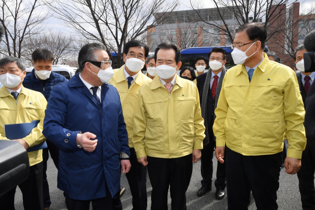 정세균 국무총리(사진 앞줄 가운데)가 27일 영남대를 방문, 학교 관계자로부터 중국 입국 유학생에 대한 코로나19 대응 방안 등을 청취하고 있다. 국무총리실 제공.