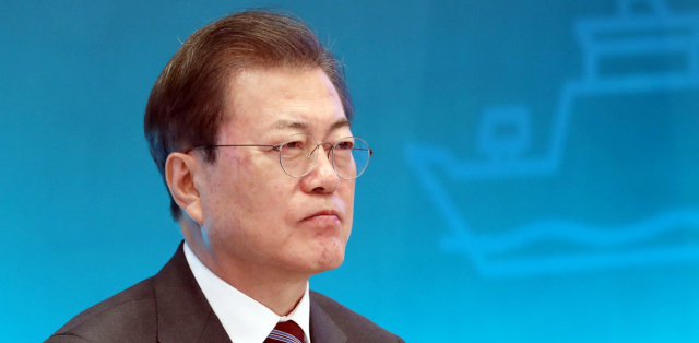 문재인 대통령이 27일 청와대에서 국토부와 해수부의 업무보고를 받고 있다. 연합뉴스