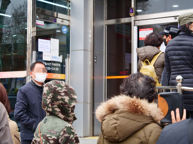 28일 오전 범어2동 우체국 앞에 주민들이 마스크를 사기 위해 줄을 서고 있다. 이날 범어2동 우체국에서는 오후 2시부터 마스크가 판매될 예정인데 아침 일찍부터 주민들이 줄을 서기 시작한 것이다. 한 주민은 