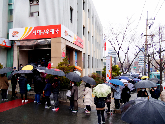 28일 오후 서대구 우체국 앞에 수백여 명의 주민들이 마스크를 사기 위해 줄을 섰다. 이날 서대구 우체국에서는 오후 2시부터 마스크 2100장이 판매됐다. 이 마스크를 사기 위해 주민들은 오전 일찍부터 줄을 섰다며 불만이 가득했다. 한 시민은 