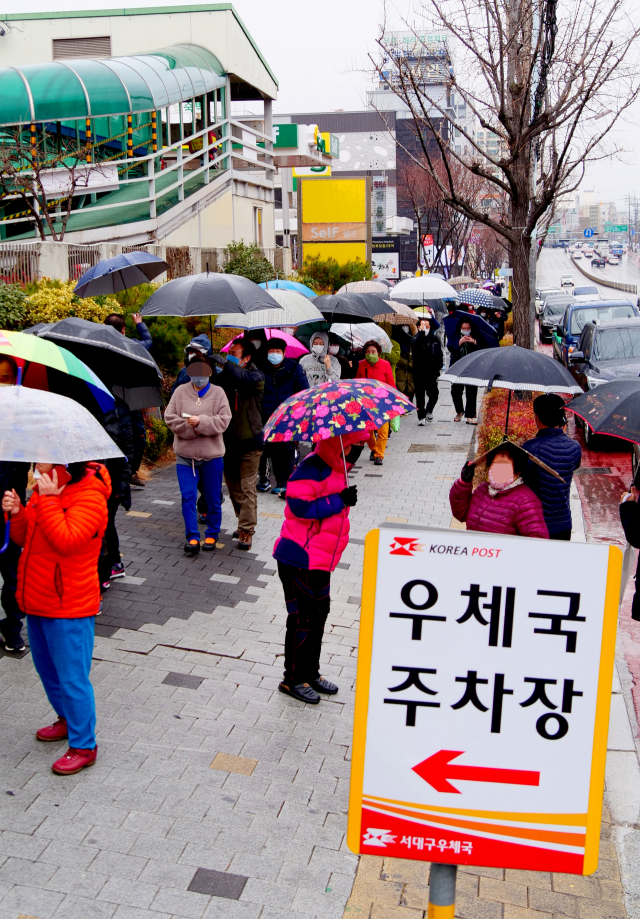 28일 오후 서대구 우체국 앞에 수백여 명의 주민들이 마스크를 사기 위해 줄을 섰다. 이날 서대구 우체국에서는 오후 2시부터 마스크 2100장이 판매됐다. 이 마스크를 사기 위해 주민들은 오전 일찍부터 줄을 섰다며 불만이 가득했다. 한 시민은 