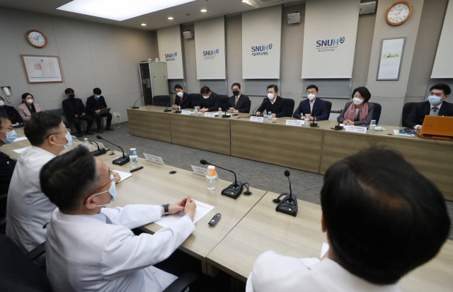 미래통합당 황교안 대표가 28일 종로구 서울대학교병원을 방문, 김연수 병원장 등 의료진으로부터 신종 코로나바이러스 감염증(코로나19) 대응 상황을 듣고 있다. 연합뉴스