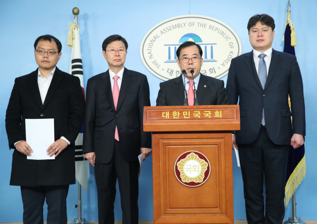 미래통합당 미디어특별위원회 박성중(오른쪽 두 번째부터), 길환영 위원장과 위원들이 28일 오후 서울 여의도 국회 정론관에서 기자회견을 열고신천지 이만희 교주를 명예훼손으로 검찰에 고소한다고 밝히고 있다. 박 위원장 등은 