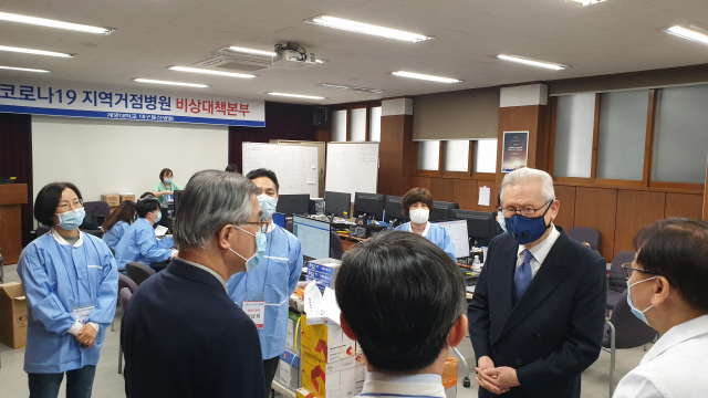 신일희 계명대 총장이 계명대 대구동산병원 코로나19 비상대책본부를 찾아 현황 보고를 받고 의료진을 격려하고 있다. 계명대 제공